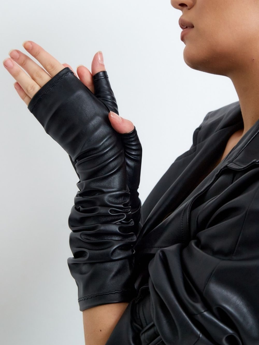 Перчатки длинные без пальцев кожаные