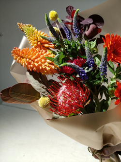 Стильный букет-кулек в яркой гамме (С0058)