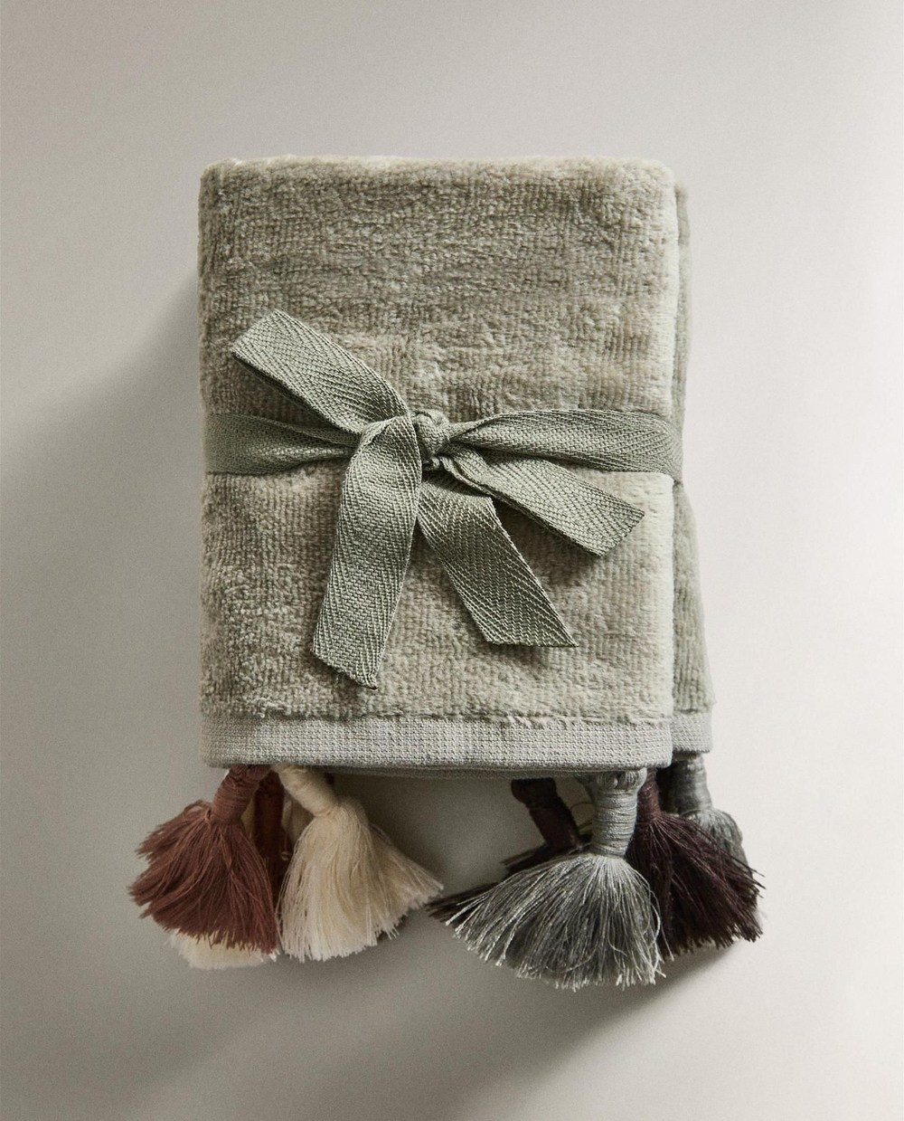 Zara Home - Набор велюровых полотенец для рук с помпонами (3 шт.), зеленый, 30х30 см