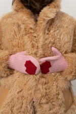 Бежевая шуба с накладными карманами