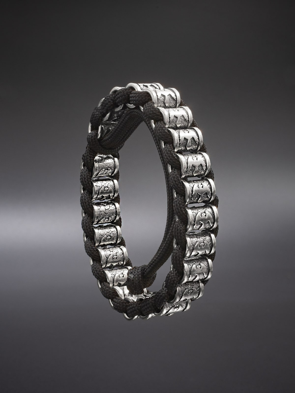 Фото скандинавский браслет с воронами из паракорда.