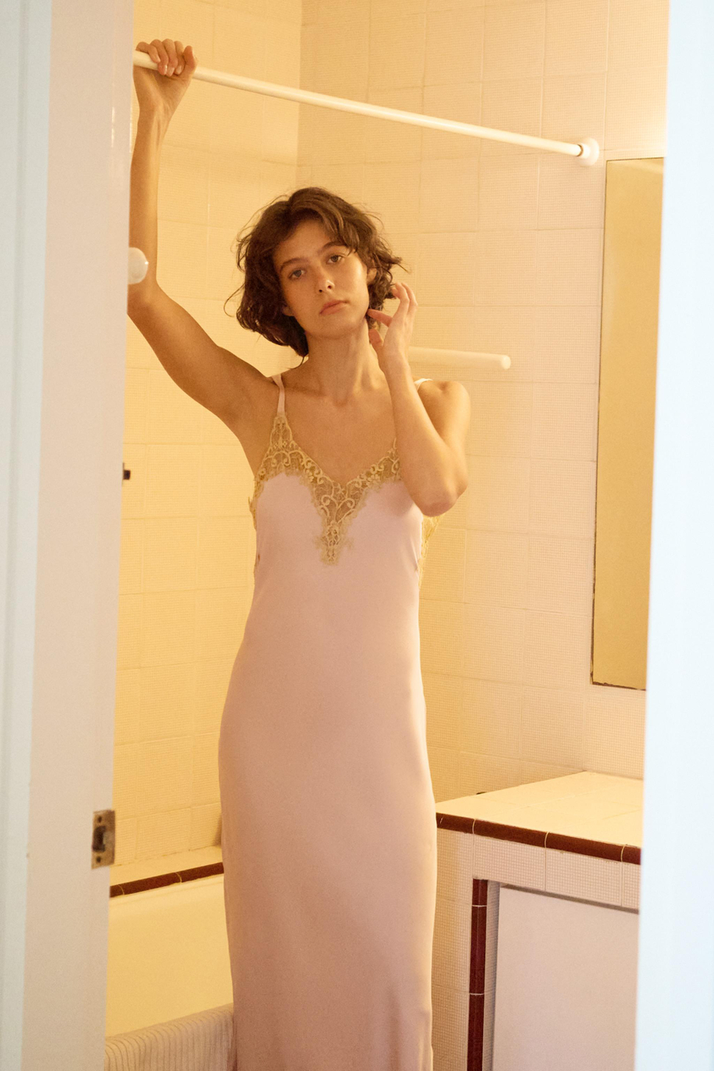 ZARA АТЛАСНОЕ ПЛАТЬЕ МИДИ С КРУЖЕВОМ, РОЗОВЫЙ