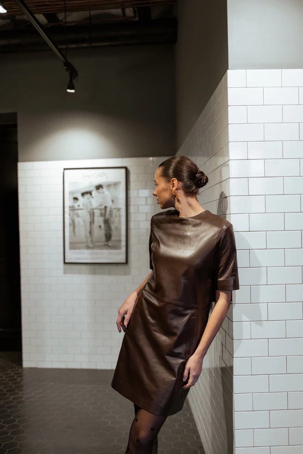 Коричневое кожаное платье