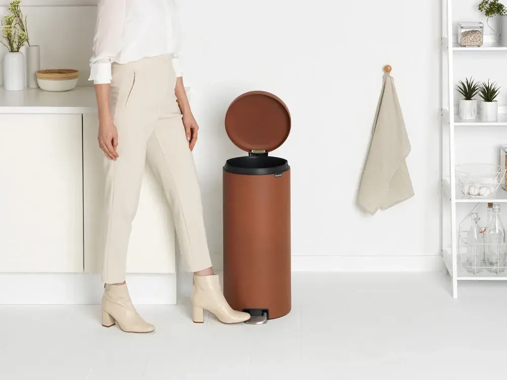Brabantia NewIcon Контейнер для минеральных отходов с корицей, 30 л.