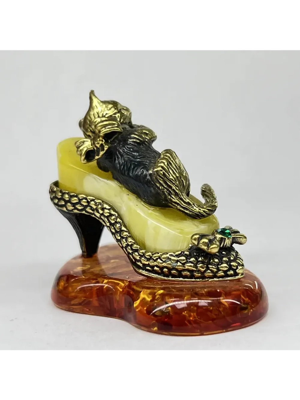 Бронзовая статуэтка на янтаре