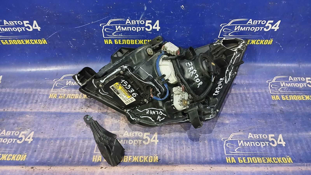 Фара передняя правая TOYOTA NOAH 2007-2010