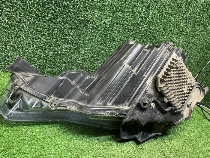 Фара правая Maserati Levante (2020-2024) LED