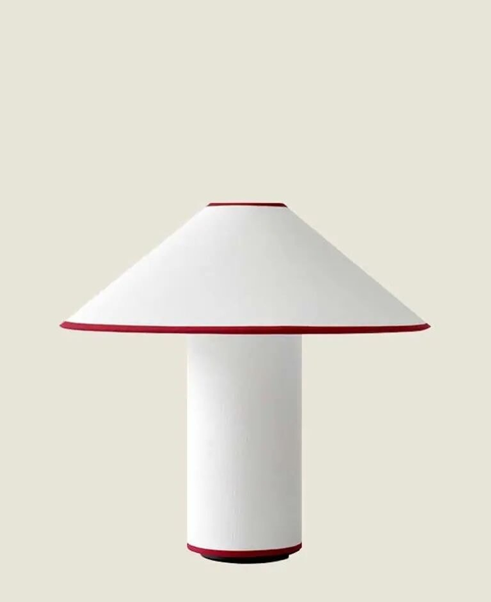 Элегантный настольный светильник в современном стиле.