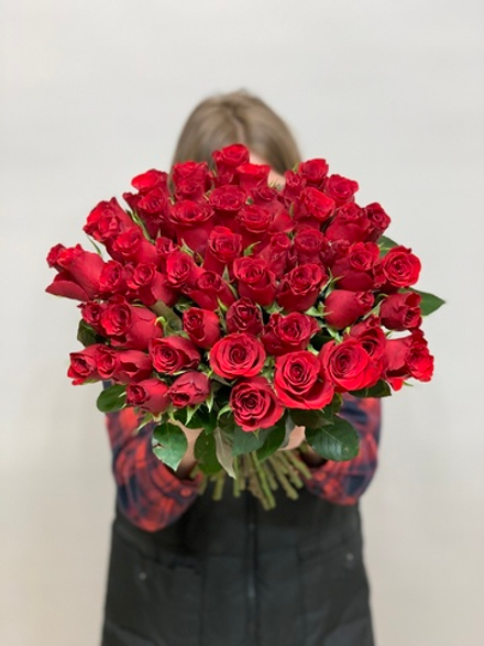 Букет 55 роз Кения 40 см в ленте красные