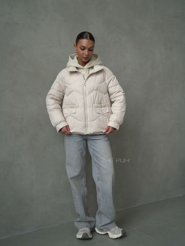 Бежевый пуховик с трикотажной манишкой