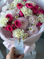 Букет из кустовых роз в ярком оттенке, ромашки, диантусов и хризантемы