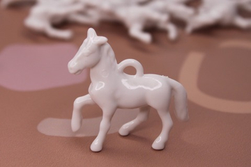 Подвеска лошадь белая 45х42 мм акрил