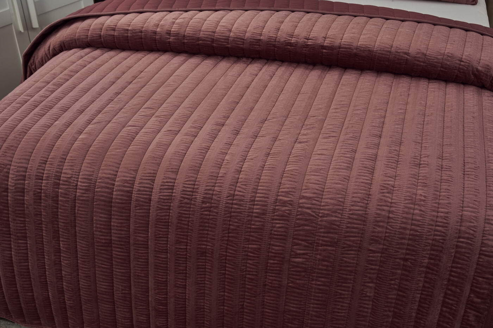 Покрывало 240x260 и 2 наволочки 50х70 Sofi De MarkO Фердинанд красное