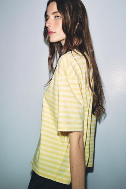 ZARA ФУТБОЛКА В ПОЛОСКУ С КОРОТКИМИ РУКАВАМИ, ЖЕЛТЫЙ