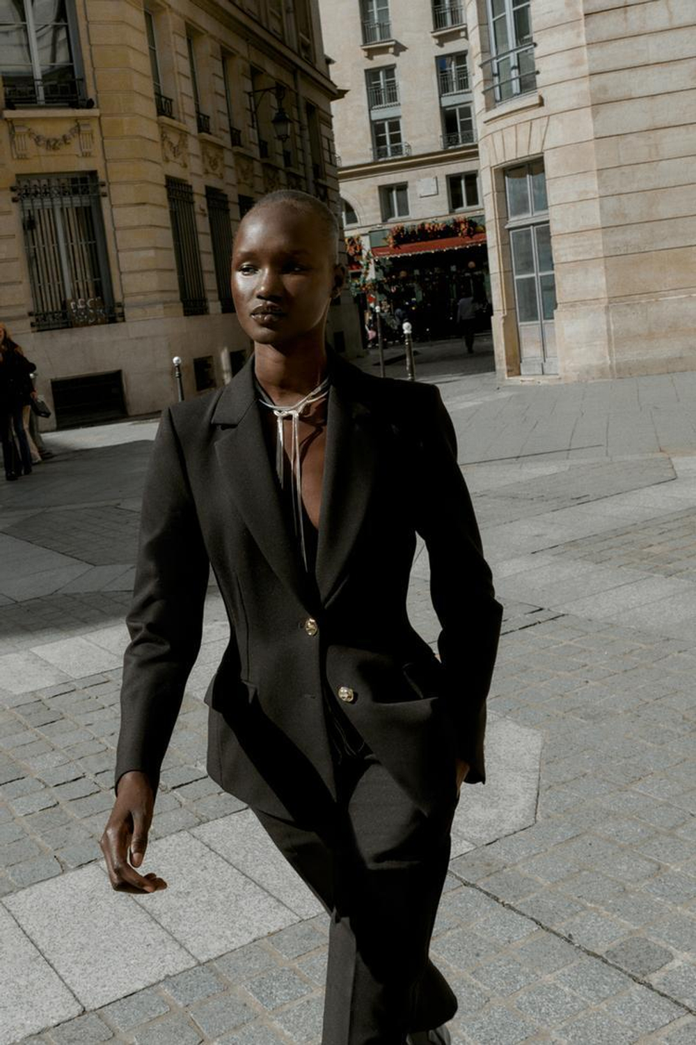 ZARA ПРИТАЛЕННЫЙ БЛЕЙЗЕР С ПОДПЛЕЧНИКАМИ, ЧЕРНЫЙ