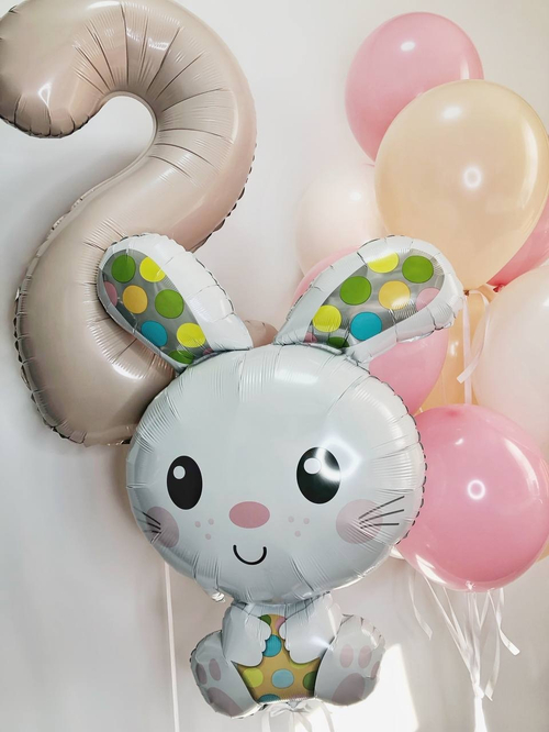 Зайка с бежевой цифрой и шариками