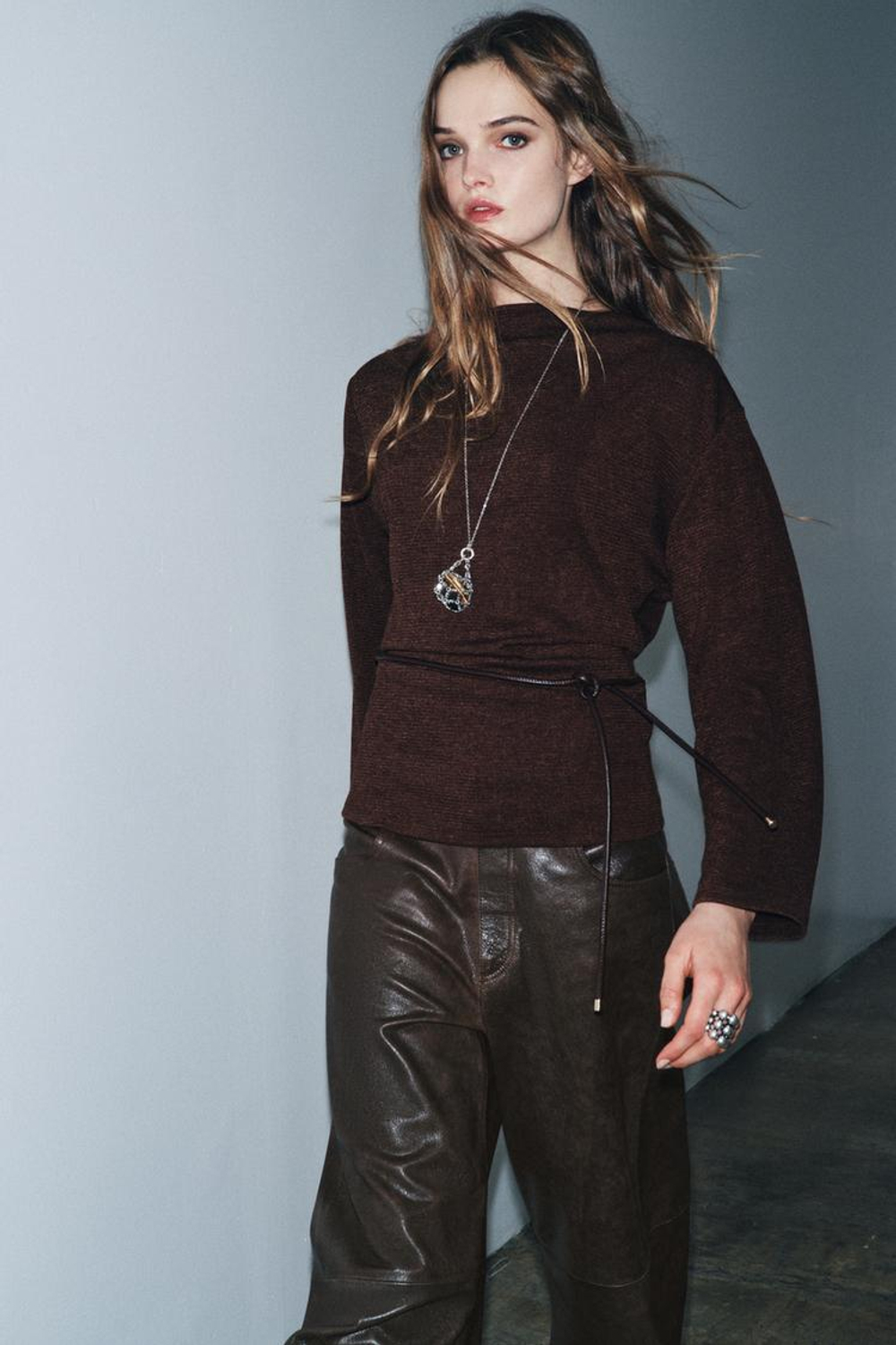 ZARA ТОП ИЗ РЕЛЬЕФНОЙ ТКАНИ С ПОЯСОМ, КОРИЧНЕВЫЙ