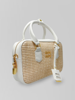 Сумка пямоугольной формы с плетенными соломенными вставками на коротких ручках