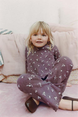 ZARA ФУТБОЛКА С ПРИНТОМ И ОБОРКОЙ ИЗ МЯГКОЙ ТКАНИ, ГРАНАТОВЫЙ