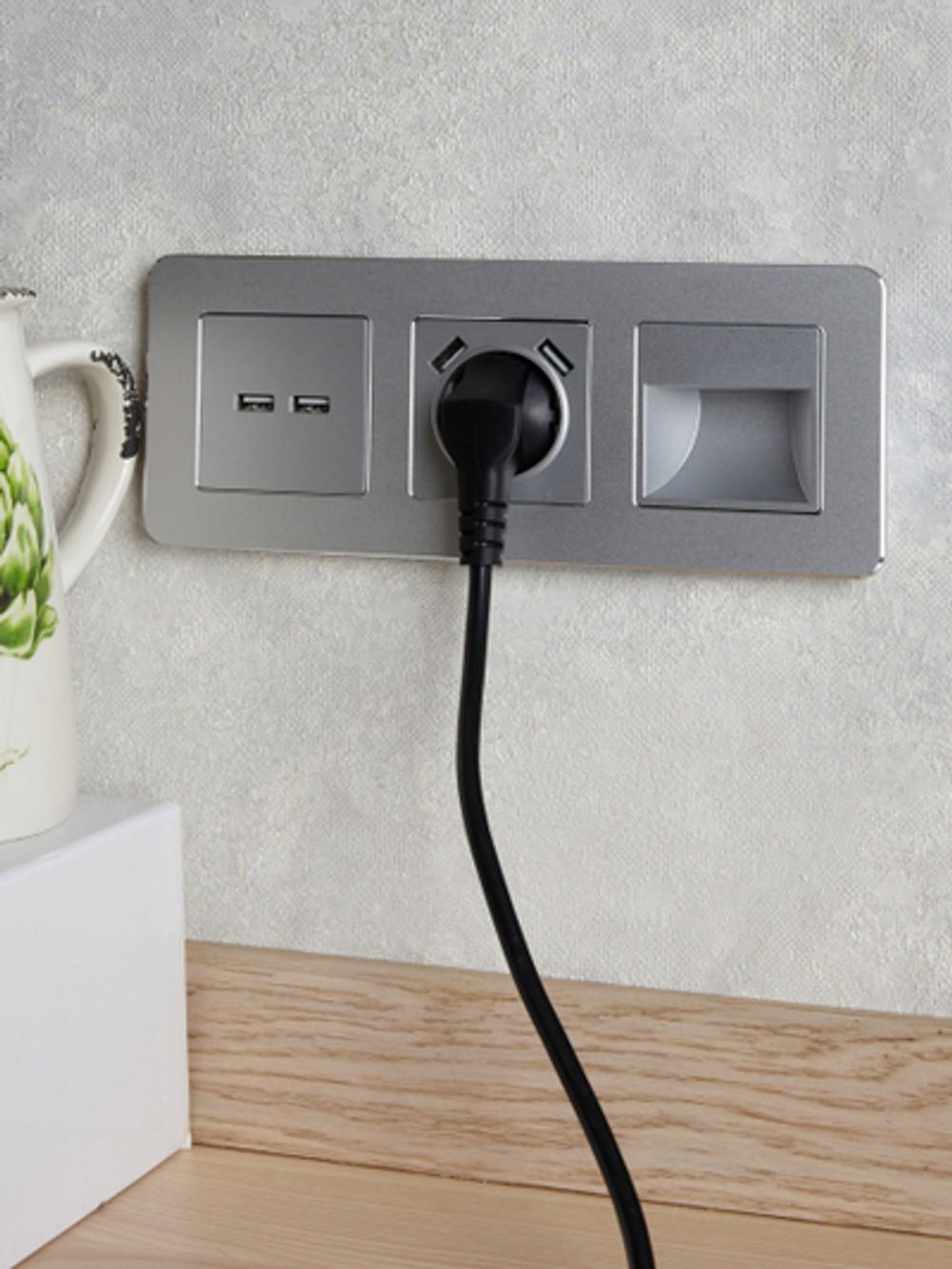 BRITE Розетка 1-местная с заземлением с защитными шторками 16А с USB A+A 5В 2,1А РЮш10-1-БрА алюминий IEK