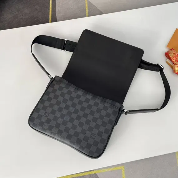 Сумка Louis Vuitton District PM, серый
