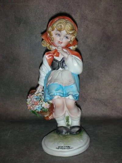 Статуэтка. Фарфор. Девочка с корзиной цветов. Capodimonte. Италия