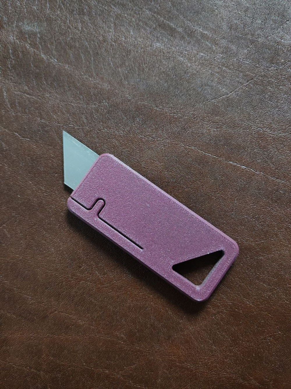 Нож для сменных трапециевидных лезвий.