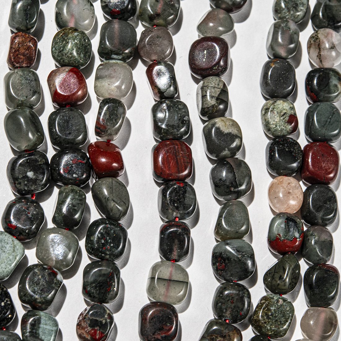 Халцедон с гелиотропом натуральный, фриформ 9-11мм