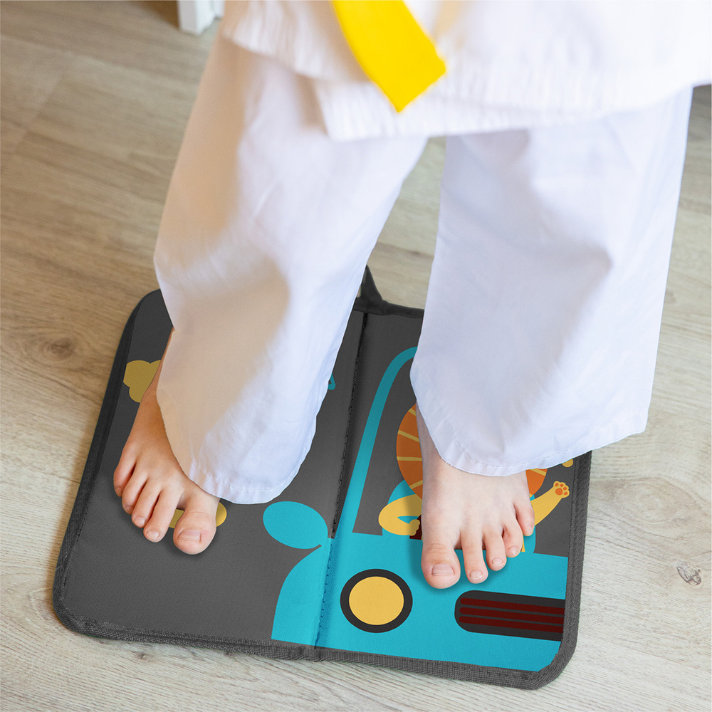 Коврик в садик для переобувания 30х36 см, Львенок в машинке (серый)