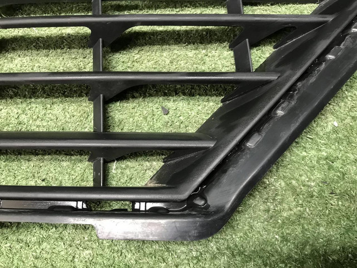 Решетка переднего бампера VW Touareg 2 NF (14-18)