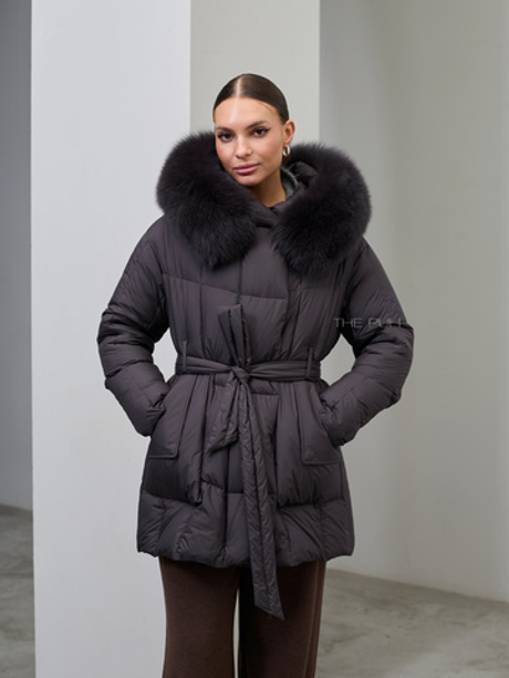 Удлиненный темно-серый пуховик с поясом