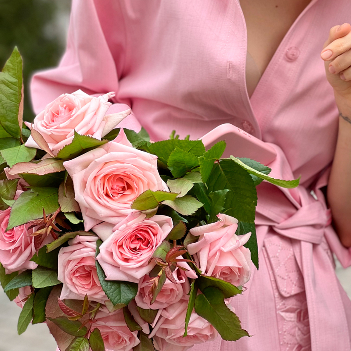 Улыбка — букет ароматных роз Пинк О'Хара с юными веточками-пасынками — h ≈ 40 см