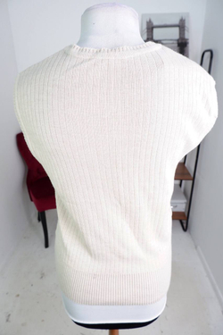 Жилетка базового цвета, визуально на 46 размер