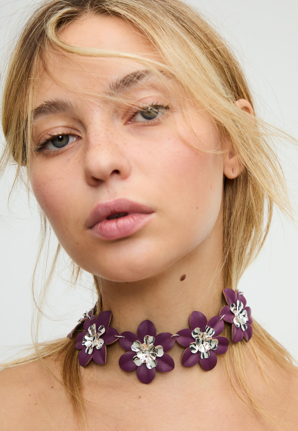 STRADIVARIUS Ожерелье с цветком из контрастной кожи, темно-фиолетовый