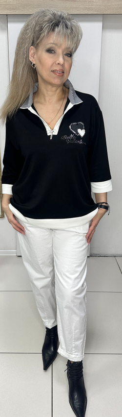 Трикотажный черный блузон с полосатым воротником