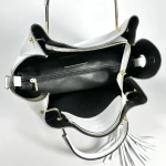 Женская белая сумка из натуральной кожи с металлическими ручками