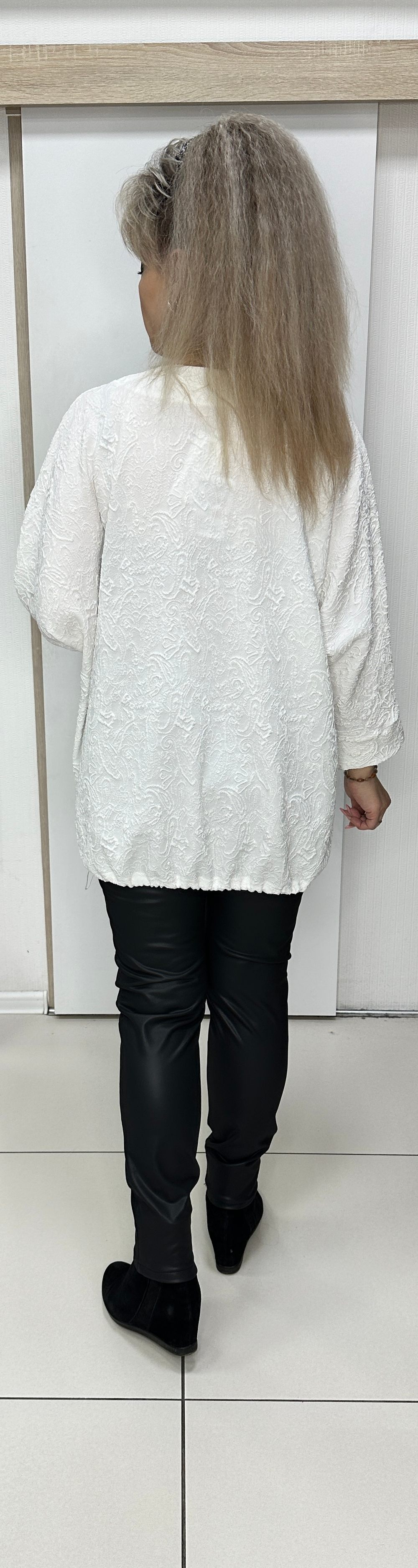 Белый туника-блузон со сьемной брошью