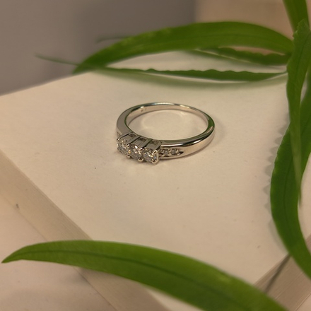 Бриллианты.