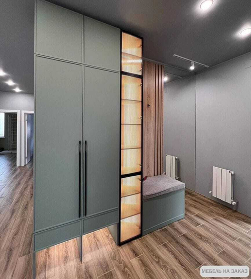 Шкаф с витриной в прихожую