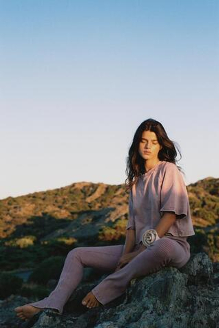 ZARA ФУТБОЛКА ИЗ ТКАНИ С ЭФФЕКТОМ ПОТЕРТОСТИ, ЦВЕТ МАЛЬВЫ