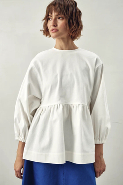 Рубашка с баской и кнопками на спине из молочной джинсы