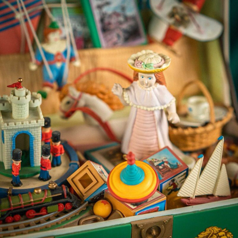 Винтаж: Музыкальная рождественская шкатулка фирмы ENESCO «Сундук с игрушками»