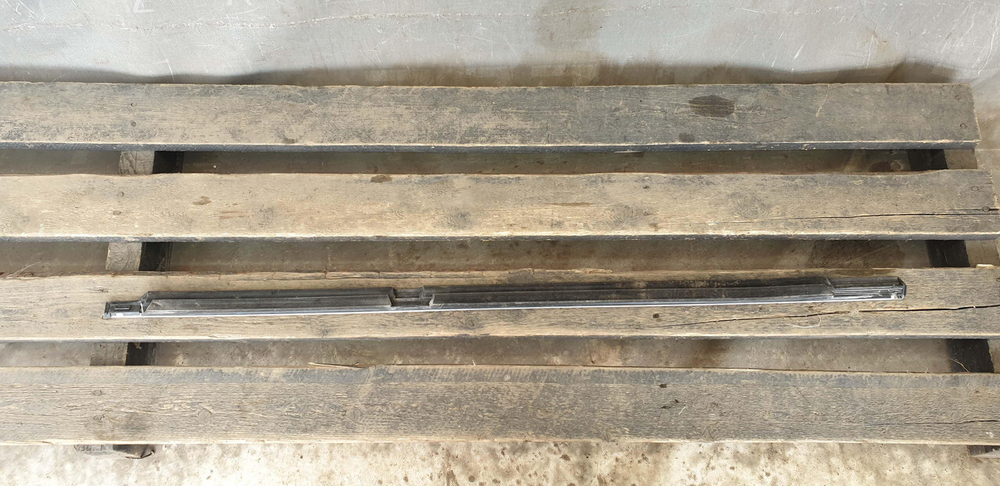 Молдинг двери задней левой Mercedes E (W213) 16-нв Б/У Оригинал A2137300124