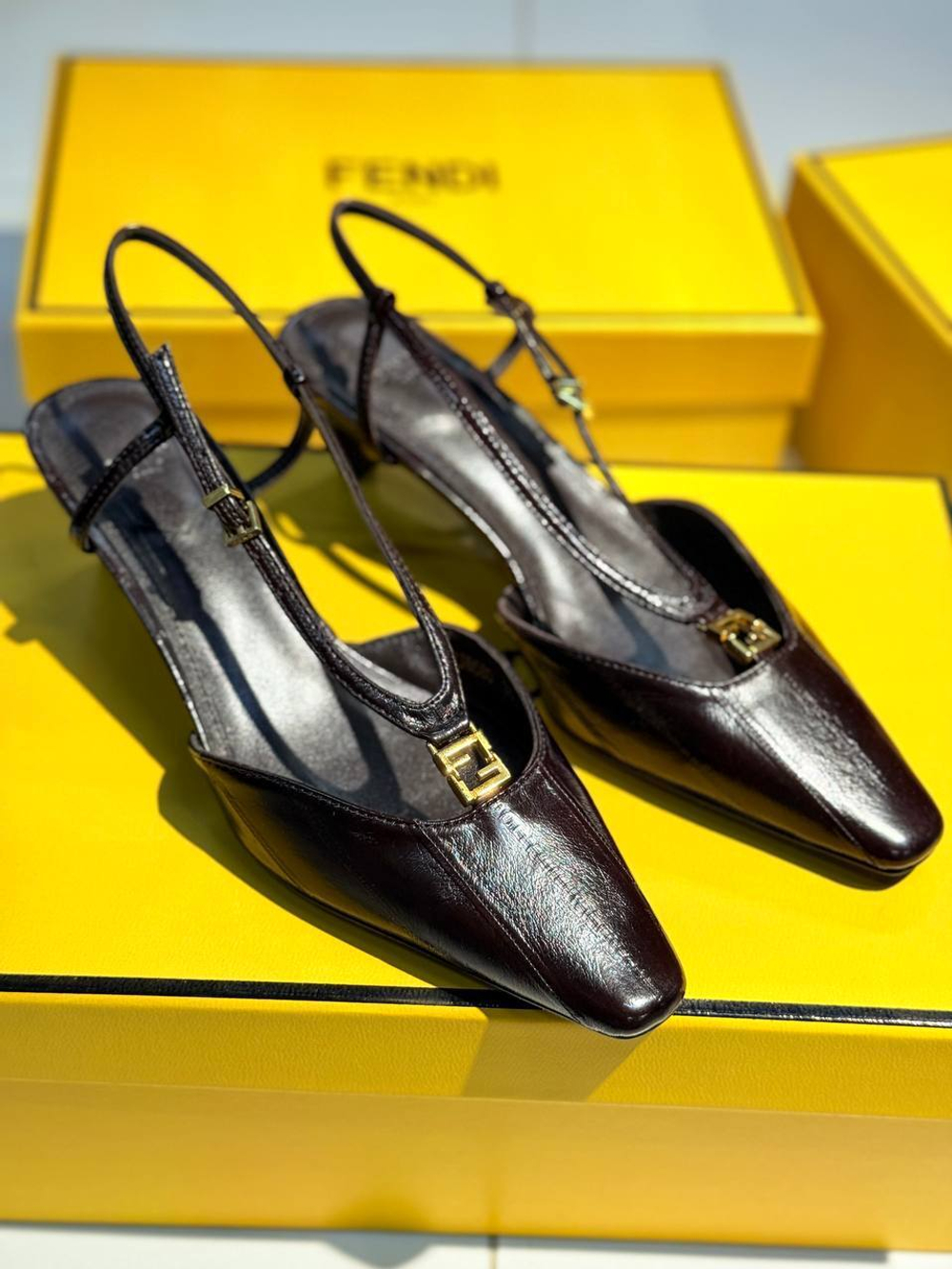 Босоножки Fendi