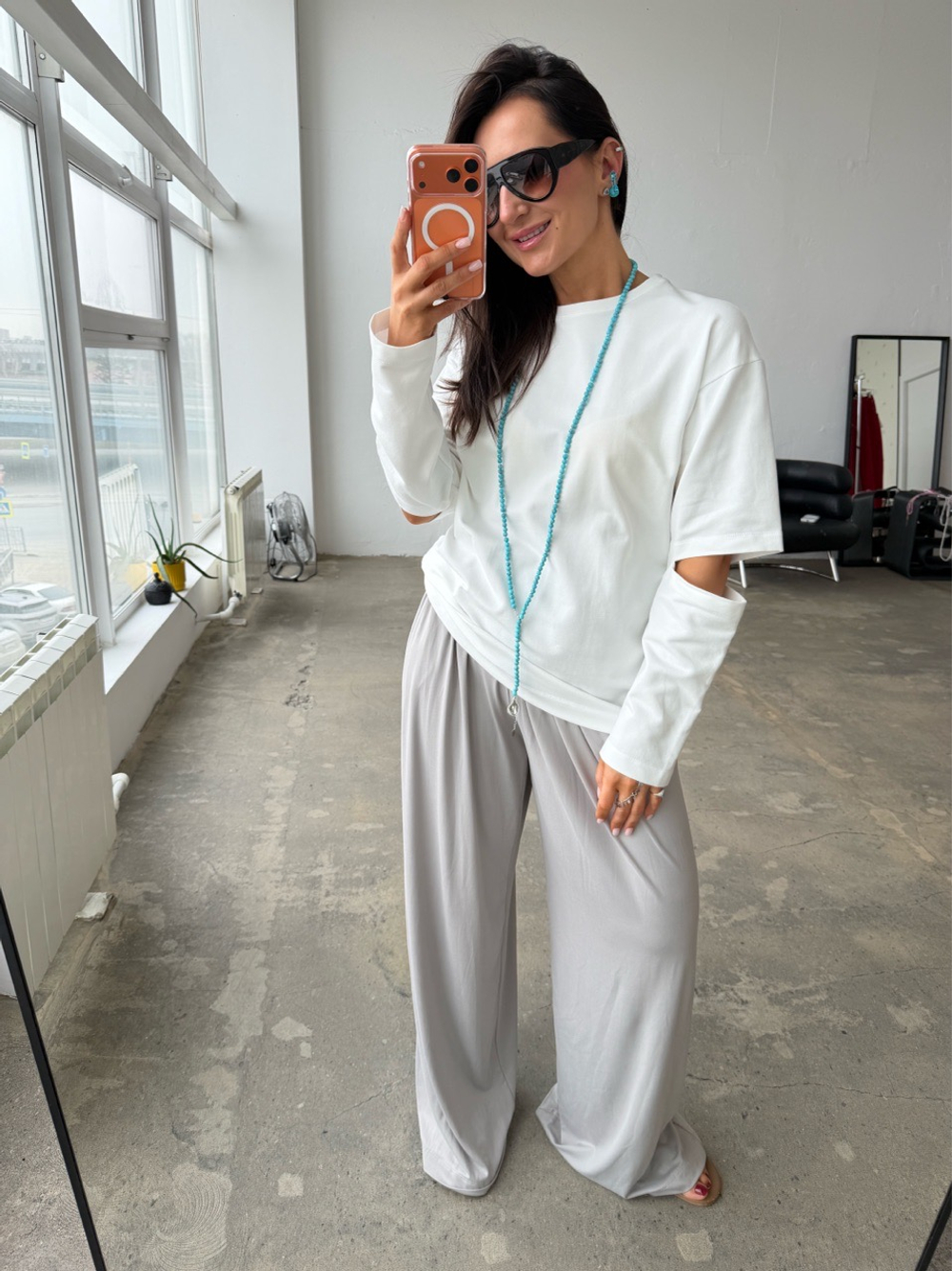 Лонгслив с разрезами на рукавах белый