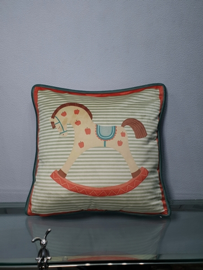 Подушка бархатная с деревянными лошадками