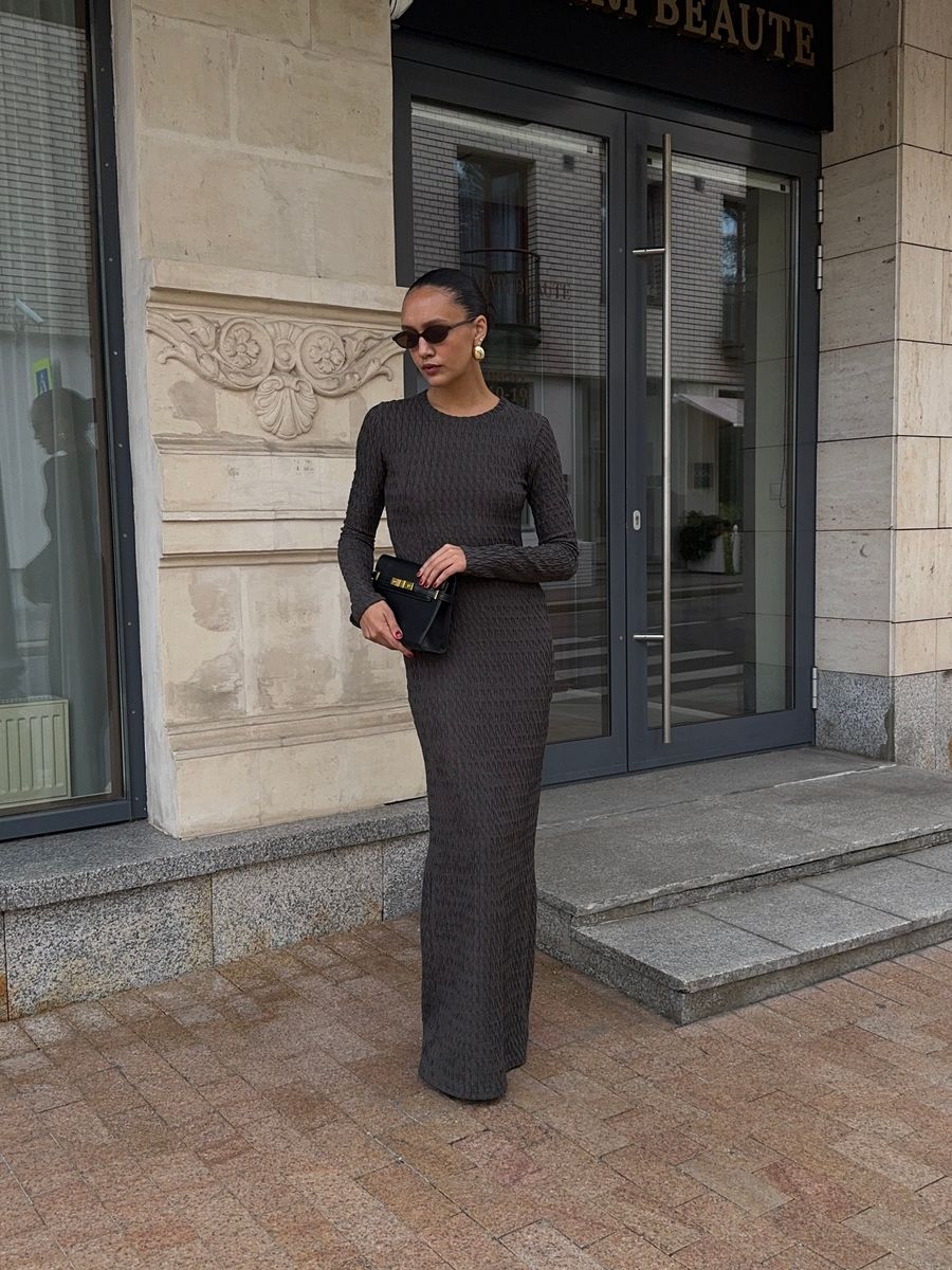 Платье из трикотажа жатка с разрезом макси графит