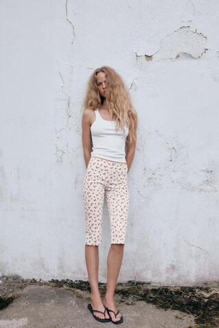 ZARA БРЮКИ КАПРИ С ПРИНТОМ КЛУБНИКИ, БЕЛЫЙ/КРАСНЫЙ