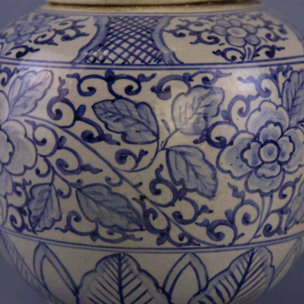 Ваза в бело-синих тонах с крышкой