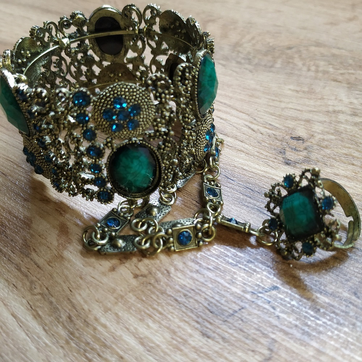 Браслет-слейв Овал, цирконы, муранское стекло, цвет изумрудный